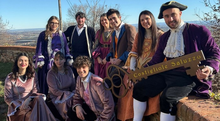 Il gruppo mascherato di Costigliole Saluzzo con la Bela Siulera (Giorgia Chiappa) e Munsù Quajan (Cristian Brignone)