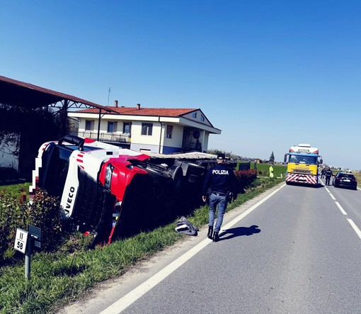 Il mezzo ribaltato sulla SS20 nei pressi di Centallo