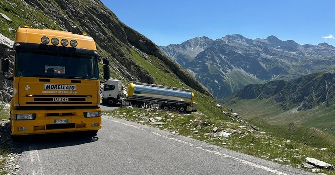 La cisterna bloccata e l'autogru Morellato durante i soccorsi La cisterna bloccata e l'autogru Morellato durante i soccorsi