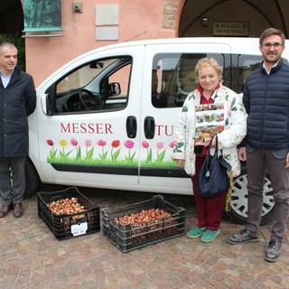 Alba: dal Castello di Pralormo i bulbi di tulipano per le aiuole cittadine Alba: dal Castello di Pralormo i bulbi di tulipano per le aiuole cittadine