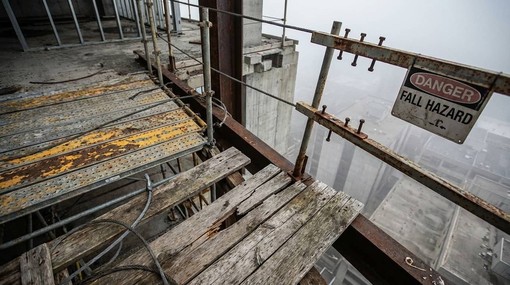 Cadute da Altezze Elevate: Le Negligenze nella Manutenzione Costano Vite Cadute da Altezze Elevate: Le Negligenze nella Manutenzione Costano Vite