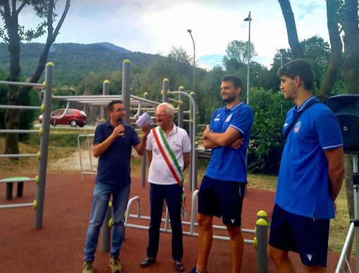 Gli atleti di Cuneo Volley Lorenzo Codarin e Luca Chiapello al taglio del nastro dell'area fitness