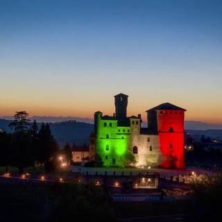 Il tricolore proiettato sul castello di Grinzane Cavour
