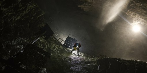 Quel che rimane delle "Scale Perotti" costruite nel 1906 nella Grotta del Rio martino di Crissolo Quel che rimane delle "Scale Perotti" costruite nel 1906 nella Grotta del Rio martino di Crissolo