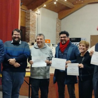 Al centro Giovanni Tosello di Cardè classificato al primo posto nel Concorso presepi dell'associazione Octavia con il presidente Matteo Morena, la giuria e gli altri premiati