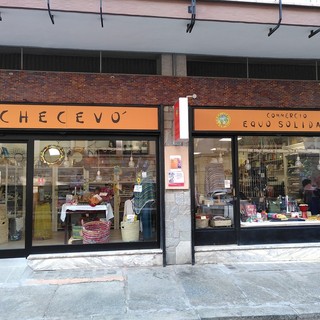 Auto sui marciapiedi, la bottega Checevò chiede rispetto per i bimbi della Einaudi