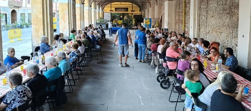 Avis Bra, grande partecipazione alla cena estiva sotto l’Ala di corso Garibaldi