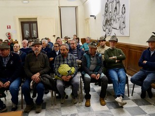 Cerimonia di consegna delle medaglie agli alpini che parteciparono ai campi Ana nel Friuli del 1976- foto Paola Ravazzi Cerimonia di consegna delle medaglie agli alpini che parteciparono ai campi Ana nel Friuli del 1976- foto Paola Ravazzi