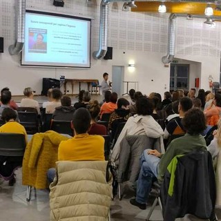 Costigliole Saluzzo, grande partecipazione all’incontro sulla “trappola dello schermo”