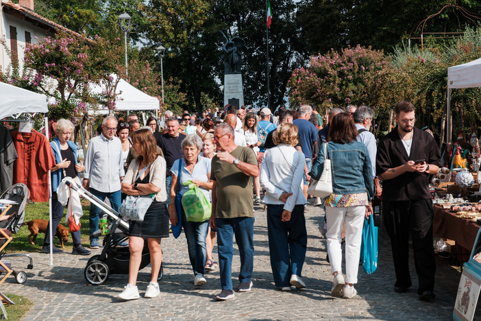 Cherasco, domenica 11 ottobre torna il mercato dell'antiquariato Cherasco, domenica 11 ottobre torna il mercato dell'antiquariato