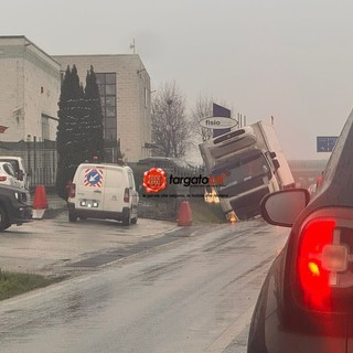 Disagi sulla SP7 a Verduno per due mezzi pesanti fuori strada