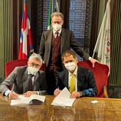 Il sindaco Carlo Bo con PierPaolo Carini e Giuseppe Rossetto al momento della firma del contratto pluriennale ad inizio 2022