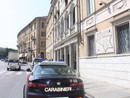 Calci e pugni al padrone di casa che lo ammoniva perché lo aveva sorpreso a orinare accanto al suo portone Calci e pugni al padrone di casa che lo ammoniva perché lo aveva sorpreso a orinare accanto al suo portone