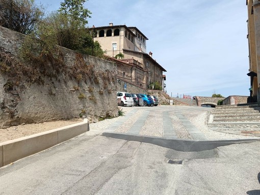 La piazzetta rinnovata davanti alla chiesa parrocchiale di Costigliole Saluzzo La piazzetta rinnovata davanti alla chiesa parrocchiale di Costigliole Saluzzo