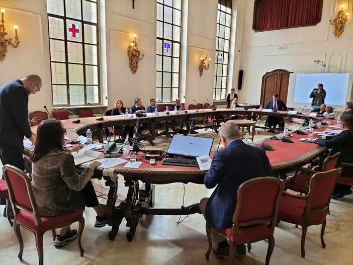 Provincia, gran trambusto in vista delle elezioni: allo scadere dei termini torna ad affacciarsi l’ipotesi della lista unitaria Provincia, gran trambusto in vista delle elezioni: allo scadere dei termini torna ad affacciarsi l’ipotesi della lista unitaria