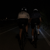 Ciclisti al buio di notte affiancati in strada: perché questo disprezzo per la vita? Ciclisti al buio di notte affiancati in strada: perché questo disprezzo per la vita?