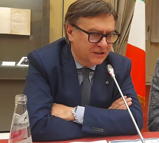 Roberto Cerrato, coautore con Paolo Manzone del libro sull'A33 Asti-Cuneo Roberto Cerrato, coautore con Paolo Manzone del libro sull'A33 Asti-Cuneo
