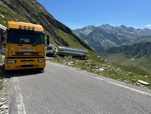 La cisterna bloccata e l'autogru Morellato durante i soccorsi La cisterna bloccata e l'autogru Morellato durante i soccorsi
