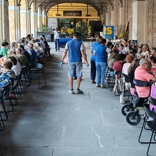 Avis Bra, grande partecipazione alla cena estiva sotto l’Ala di corso Garibaldi