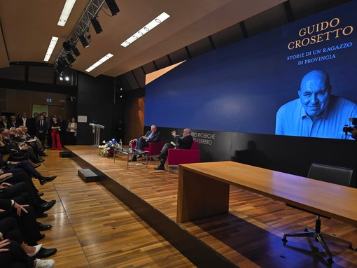 Il Ministro della Difesa Guido Crosetto sul palco con Mario Sechi alla presentazione del suo libro ad Alba