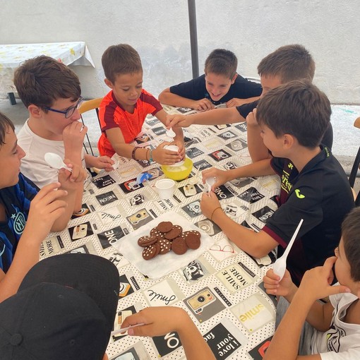 Un momento di condivisione al Centro Estivo di Oasi Giovani Un momento di condivisione al Centro Estivo di Oasi Giovani