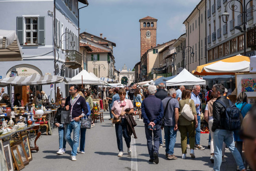 Torna il Mercato dell'Antiquariato di Cherasco: appuntamento domenica 29 marzo
