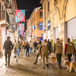 Alba celebra il “Capodanno del Tartufo”: cercatori in sfilata, presentazione a teatro e brindisi delle eccellenze in piazza Alba celebra il “Capodanno del Tartufo”: cercatori in sfilata, presentazione a teatro e brindisi delle eccellenze in piazza
