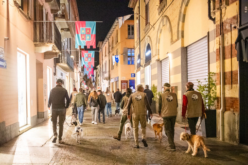 Alba, &quot;trifolao&quot; a &quot;tabui&quot; a spasso in via Maestra per il Capodanno del Tartufo