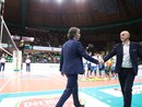 Matteo Battocchio stringe la mano al coach di Brescia Roberto Zambonardi (Foto Valerio Giraudo)