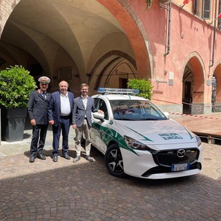 Alba: la Polizia municipale ha sostituito una vecchia auto diesel con una ibrida più ecologica