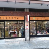 Auto sui marciapiedi, la bottega Checevò chiede rispetto per i bimbi della Einaudi Auto sui marciapiedi, la bottega Checevò chiede rispetto per i bimbi della Einaudi