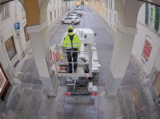 La posa di uno dei sistemi di videosorveglianza in piazza Galimberti