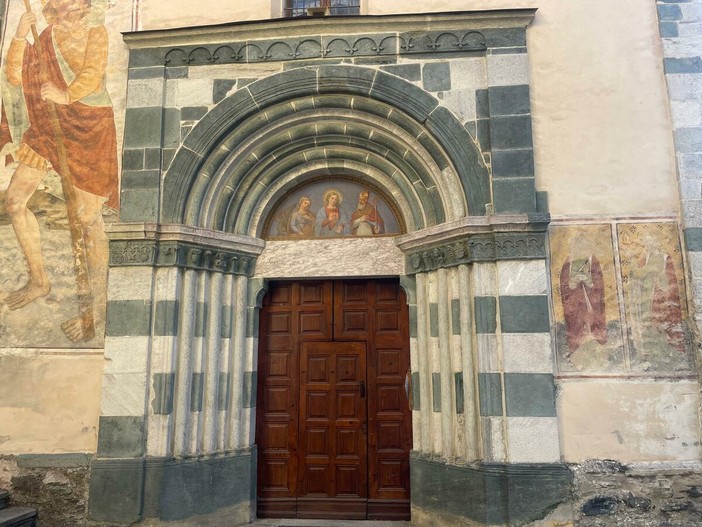 Il portale della chiesa di Santa Margherita a Casteldelfino