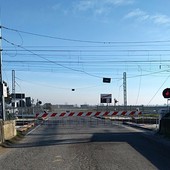 Il passaggio a livello di Cavallermaggiore con i cavi dell'alta tensione divelti Il passaggio a livello di Cavallermaggiore con i cavi dell'alta tensione divelti