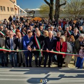 Il taglio del nastro per l'inaugurazione del nuovo Polo scolastico di Costigliole Saluzzo (foto agenzia acca)