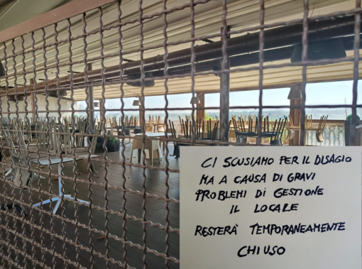 Il dehor panoramico della Chiocciola degli Angeli e il cartello che avvisa della temporanea chiusura Il dehor panoramico della Chiocciola degli Angeli e il cartello che avvisa della temporanea chiusura