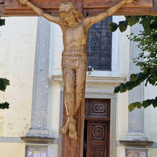 Racconigi, il "Cristo con i jeans" torna davanti ai Cappuccini Racconigi, il "Cristo con i jeans" torna davanti ai Cappuccini