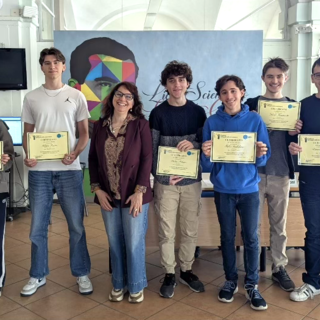Nella foto, da sinistra a destra: Sara Dellaferrera (2B), Filippo Peano (5B), Pietro Milano, Fabio Giubellino, Nicolò Tomassetti, Daniele Marino (5E). Nella foto, da sinistra a destra: Sara Dellaferrera (2B), Filippo Peano (5B), Pietro Milano, Fabio Giubellino, Nicolò Tomassetti, Daniele Marino (5E).