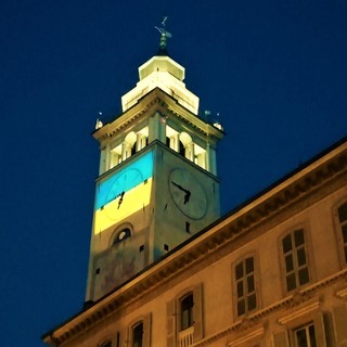 La torre civica di Cuneo con i colori della bandiera ucraina