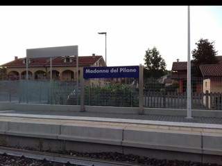 La stazione di Madonna del Pilone sulla tratta ferroviaria Bra-Cavallermaggiore chiusa da anni La stazione di Madonna del Pilone sulla tratta ferroviaria Bra-Cavallermaggiore chiusa da anni