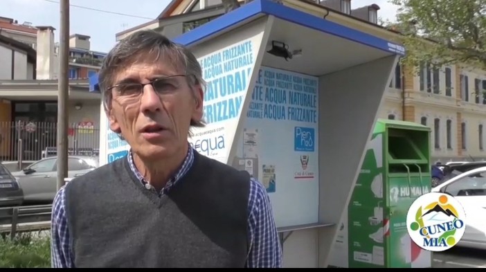 In foto il consigliere comunale di Cuneo Mia Claudio Bongiovanni nei pressi di un erogatore dell'acqua