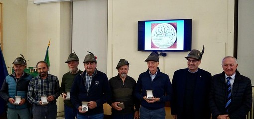 Cerimonia di consegna delle medaglie commemorative agli alpini che parteciparono ai campi Ana nel Friuli del 1976- foto Paola Ravazzi Cerimonia di consegna delle medaglie commemorative agli alpini che parteciparono ai campi Ana nel Friuli del 1976- foto Paola Ravazzi