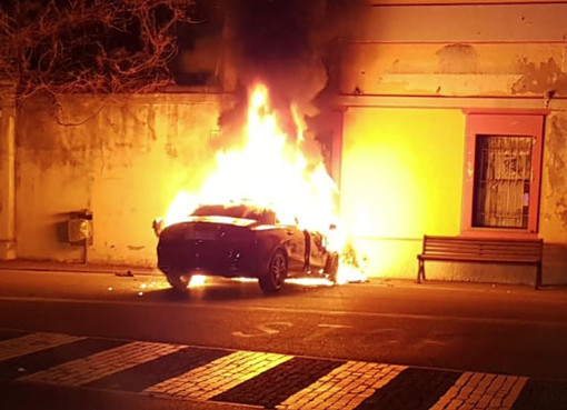 Auto si schianta e prende fuoco nell’abitato di Pollenzo, illeso il ventenne braidese alla guida