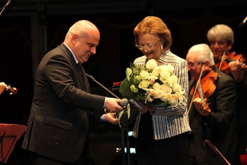 Sul palco del Sociale l'omaggio floreale a Maria Franca Ferrero