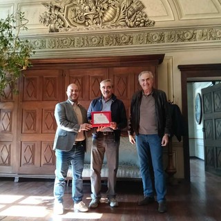 Ceva, il Comune ringrazia il CAI: targa per oltre cinquant'anni di montagna