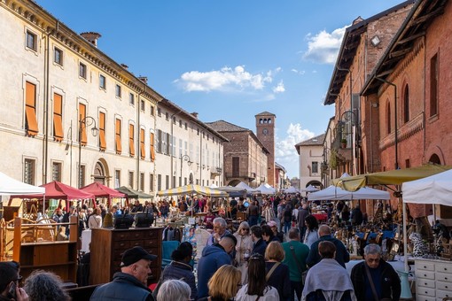 Cherasco, il 10 maggio torna il mercato dell'antiquariato e del collezionismo