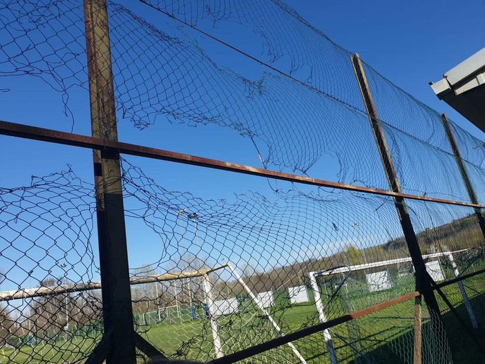 Degrado negli spogliatoi del campo Coppino ad Alba: accessi bloccati dopo le occupazioni, ma resta il problema del decoro dell'area