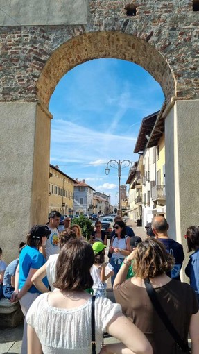 Cherasco, caccia ai segreti del centro storico: torna il "Walking Tour" dedicato ai dettagli nascosti Cherasco, caccia ai segreti del centro storico: torna il "Walking Tour" dedicato ai dettagli nascosti