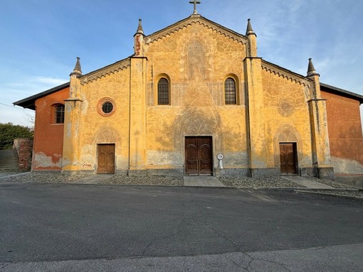 La piazza antistante la chiesa parrocchiale di Costigliole Saluzzo, nel borgo antico, sarà pavimentata in pietra