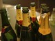 Sotto al cappotto 8 bottiglie di champagne: carabiniere fuori servizio lo arresta nel parcheggio del supermercato